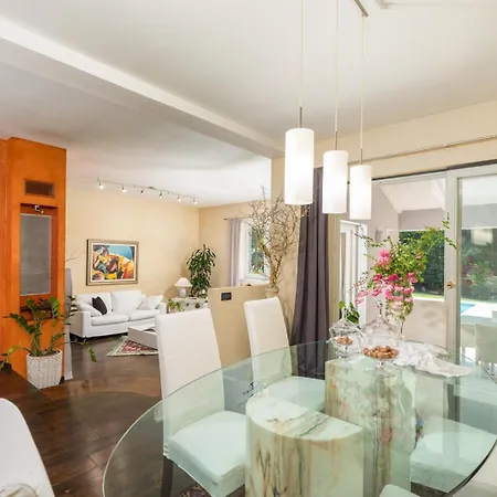 فيلة Rupena بوزت