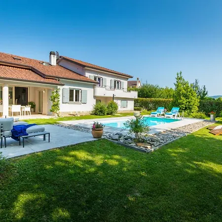 Rupena فيلة بوزت